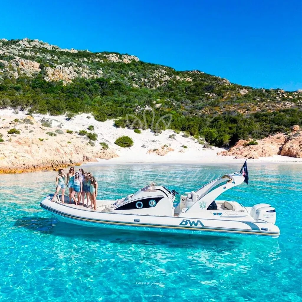 La flotta di Emerald Freedom La Maddalena con Maxi-RIB in navigazione nell’Arcipelago La flotta di Emerald Freedom La Maddalena con Maxi-RIB in navigazione nell’Arcipelago